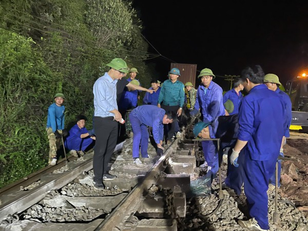 Xuyên đêm cứu hộ tàu hàng bị lật sau khi tông gãy đôi xe tải tại Hà Tĩnh