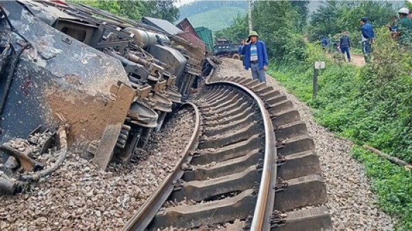 Xuyên đêm cứu hộ tàu hàng bị lật sau khi tông gãy đôi xe tải tại Hà Tĩnh