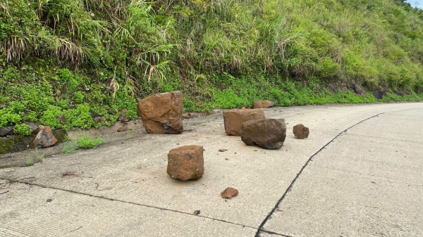 Ám ảnh đá tảng rơi ở nhiều tuyến đường miền núi Quảng Ngãi