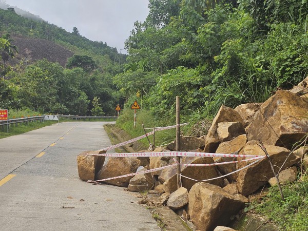 Ám ảnh đá tảng rơi ở nhiều tuyến đường miền núi Quảng Ngãi
