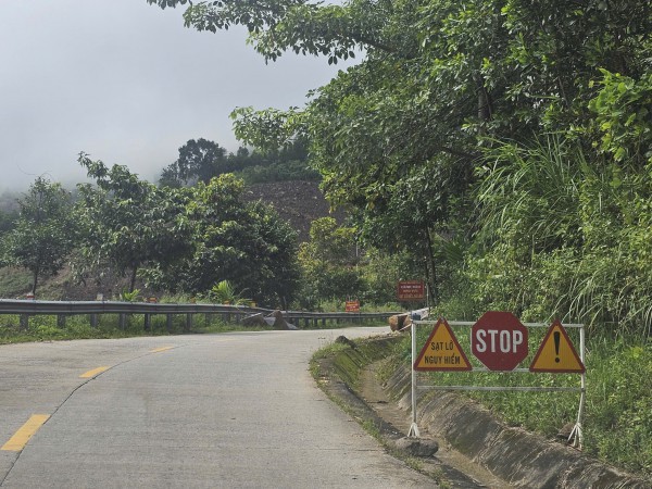 Ám ảnh đá tảng rơi ở nhiều tuyến đường miền núi Quảng Ngãi