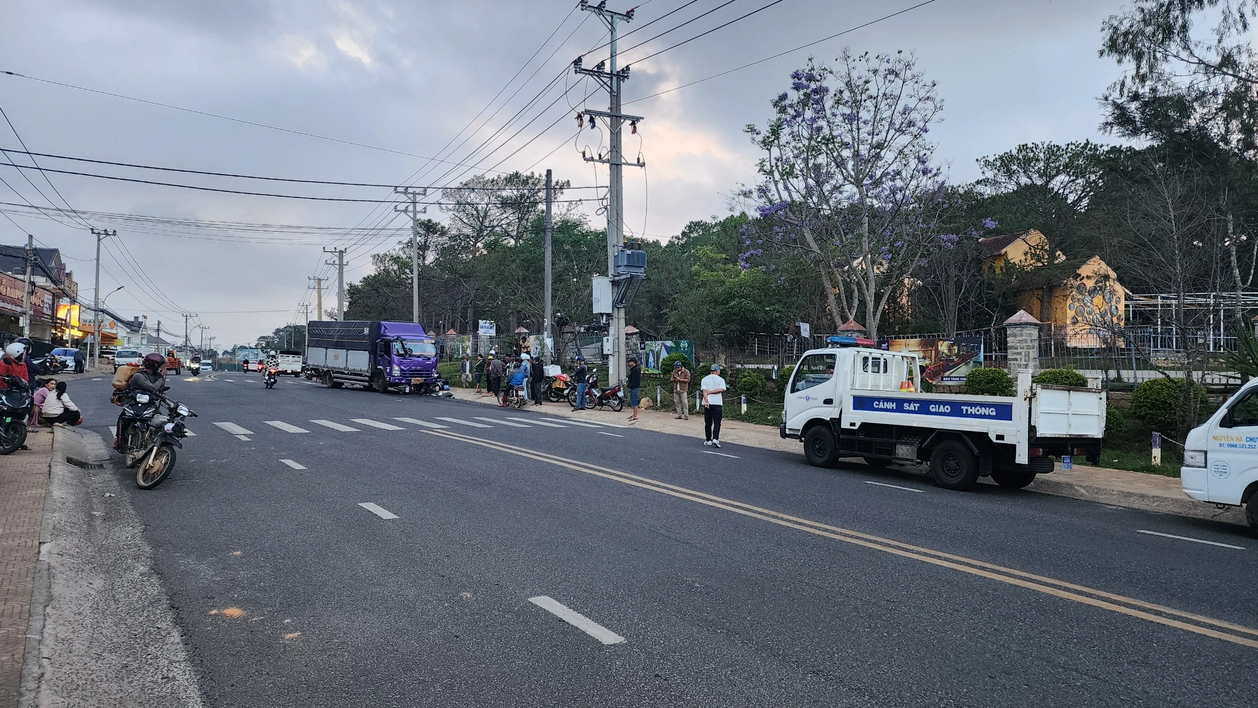 Đà Lạt: Tai nạn liên hoàn giữa ô tô và 2 xe máy, 3 người nhập viện