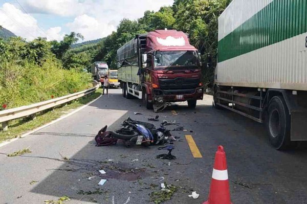 Đà Nẵng: Xe máy biến dạng sau va chạm với xe tải, một người tử vong Đà Nẵng: Xe máy biến dạng sau va chạm với xe tải, một người tử vong