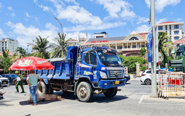 Đà Nẵng: Xe tải cuốn xe máy vào gầm, 1 nữ du khách tử vong