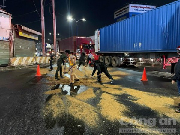 Đã rõ loại chất lỏng mà xe container “rải” trên đường khiến hàng chục người té ngã