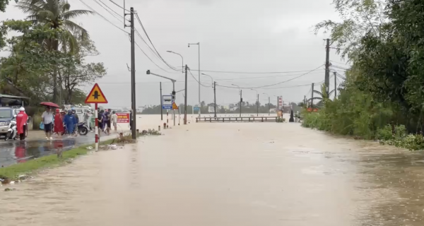 Đắk Lắk: Mưa lũ gây ngập sâu, cấm lưu thông trên QL1, QL25, QL29 và QL19C