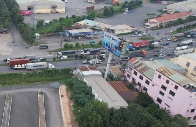 Đèn đỏ bị ‘đơ’, tài xế không dám vượt khiến xe xếp hàng dài trên quốc lộ 51 Đèn đỏ bị ‘đơ’, tài xế không dám vượt khiến xe xếp hàng dài trên quốc lộ 51