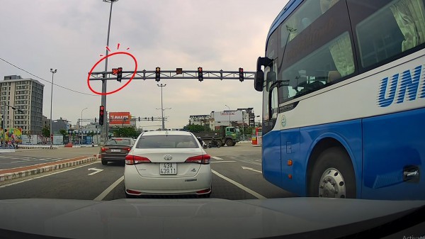 Đèn xanh đang gần 60 giây bất ngờ chuyển đỏ, ô tô con phanh 