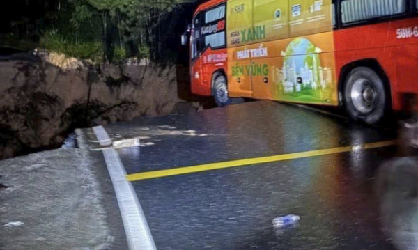 Đèo Mimosa Đà Lạt sạt lở đứt gãy mặt đường, một xe khách suýt lao xuống vực