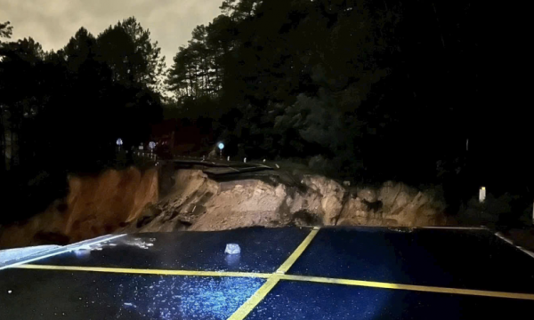 Đèo Mimosa Đà Lạt sạt lở đứt gãy mặt đường, một xe khách suýt lao xuống vực