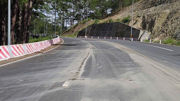 Đèo Prenn Đà Lạt sau hơn 1 năm nâng cấp bị sụt lún nghiêm trọng