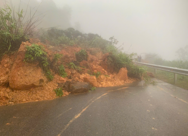 Đèo Đại Ninh tiếp tục sạt lở, tuyến QL28B nối Mũi Né - Đà Lạt tê liệt