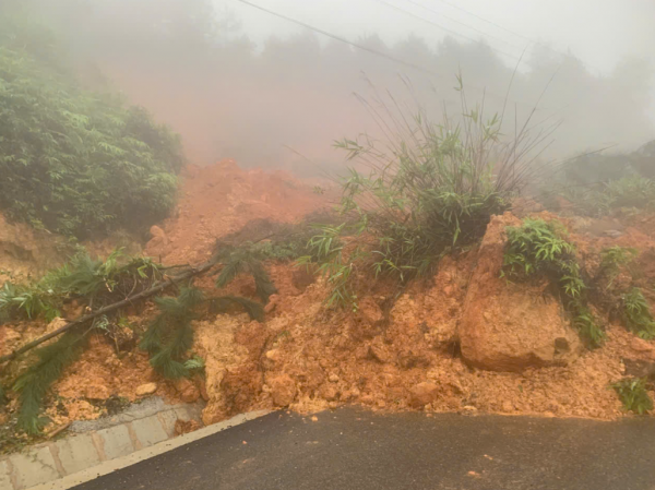 Đèo Đại Ninh tiếp tục sạt lở, tuyến QL28B nối Mũi Né - Đà Lạt tê liệt