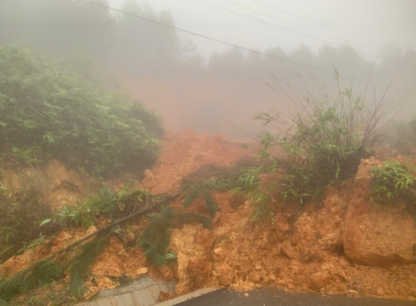 Đèo Đại Ninh tiếp tục sạt lở, tuyến QL28B nối Mũi Né - Đà Lạt tê liệt