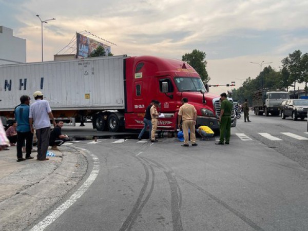 Đi bệnh viện thăm con gái sinh con, người đàn ông bị xe container cán tử vong