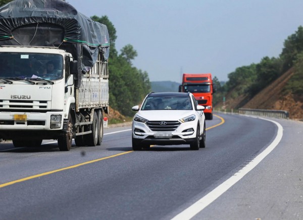 Đi làn phải nhanh hơn làn trái: Có bị phạt lỗi vượt xe?