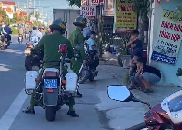 Đi xe máy điện không đội mũ bảo hiểm, 3 học sinh bị 