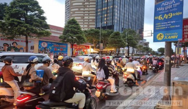 Đoàn xe bồn chở bê-tông gây ùn ứ giao thông giờ cao điểm giữa đô thị Đà Nẵng