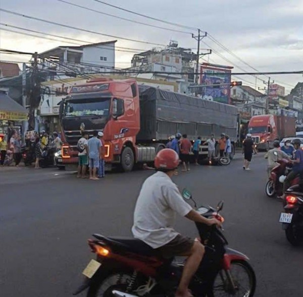 Đồng Nai: Người phụ nữ tử vong dưới bánh xe đầu kéo Đồng Nai: Người phụ nữ tử vong dưới bánh xe đầu kéo