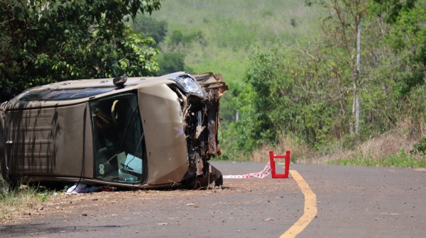 Đồng Nai: Xe 7 chỗ lật nghiêng trên đường, 2 bà cháu tử vong