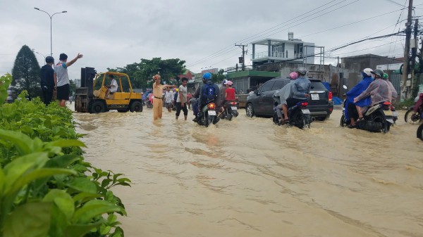 Đông Nam bộ đối mặt với tình trạng ùn tắc giao thông, ngập úng