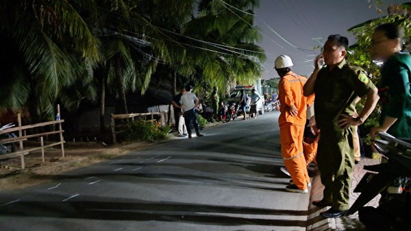 Đồng Tháp: Vướng dây điện thòng xuống đường, một cán bộ công an tử vong