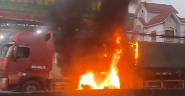 Đồng Tháp: Xe đầu kéo bốc cháy dữ dội trên quốc lộ 1