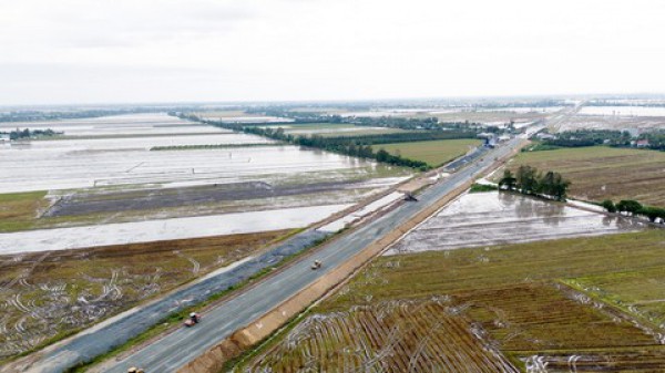 Đồng bằng Sông Cửu Long: Người dân đón "niềm vui kép"