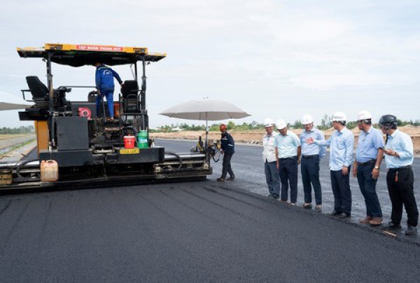 Đồng bằng Sông Cửu Long: Người dân đón "niềm vui kép"