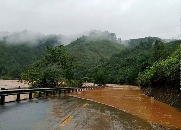 Đường Hồ Chí Minh qua địa bàn Đà Nẵng ngập sâu, giao thông tê liệt Đường Hồ Chí Minh qua địa bàn Đà Nẵng ngập sâu, giao thông tê liệt