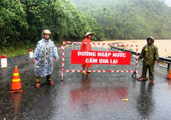Đường Hồ Chí Minh qua địa bàn Đà Nẵng ngập sâu, giao thông tê liệt Đường Hồ Chí Minh qua địa bàn Đà Nẵng ngập sâu, giao thông tê liệt