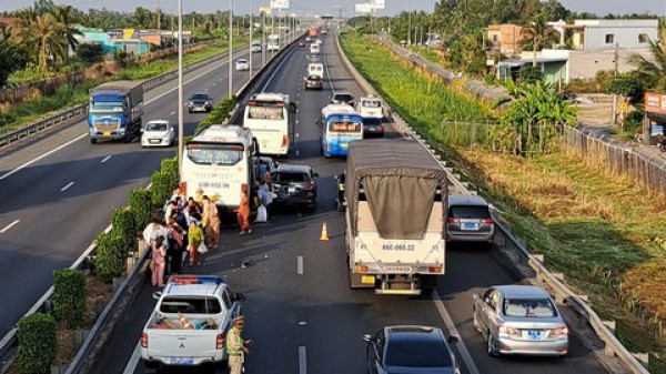 Đường cao tốc TPHCM-Trung Lương kẹt xe hơn 5km sau tai nạn liên hoàn