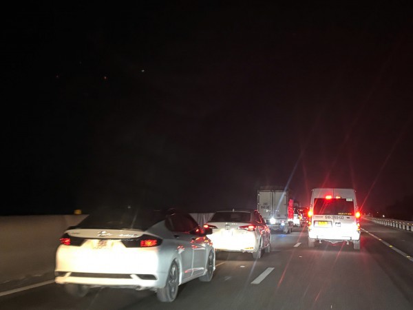 Đường miền Tây về TP.HCM kẹt xe nghiêm trọng, di chuyển 200 km mất hơn 8 tiếng