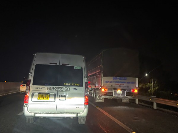 Đường miền Tây về TP.HCM kẹt xe nghiêm trọng, di chuyển 200 km mất hơn 8 tiếng