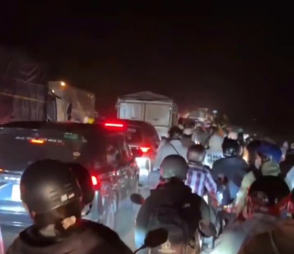 Đường miền Tây về TP.HCM kẹt xe nghiêm trọng, di chuyển 200 km mất hơn 8 tiếng