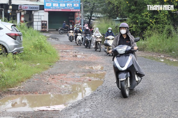 Đường quanh Khu đô thị ĐHQG TP.HCM hư hỏng, sinh viên vật vã Đường quanh Khu đô thị ĐHQG TP.HCM hư hỏng, sinh viên vật vã