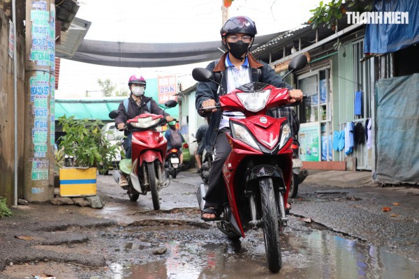Đường quanh Khu đô thị ĐHQG TP.HCM hư hỏng, sinh viên vật vã Đường quanh Khu đô thị ĐHQG TP.HCM hư hỏng, sinh viên vật vã