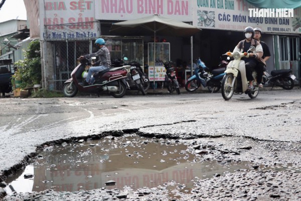 Đường quanh Khu đô thị ĐHQG TP.HCM hư hỏng, sinh viên vật vã Đường quanh Khu đô thị ĐHQG TP.HCM hư hỏng, sinh viên vật vã