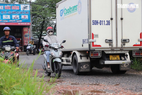 Đường quanh Khu đô thị ĐHQG TP.HCM hư hỏng, sinh viên vật vã Đường quanh Khu đô thị ĐHQG TP.HCM hư hỏng, sinh viên vật vã