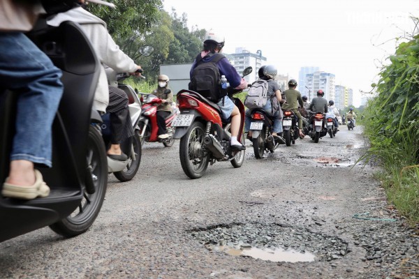 Đường quanh Khu đô thị ĐHQG TP.HCM hư hỏng, sinh viên vật vã Đường quanh Khu đô thị ĐHQG TP.HCM hư hỏng, sinh viên vật vã
