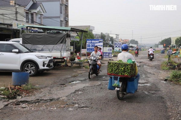 Đường quanh Khu đô thị ĐHQG TP.HCM hư hỏng, sinh viên vật vã Đường quanh Khu đô thị ĐHQG TP.HCM hư hỏng, sinh viên vật vã