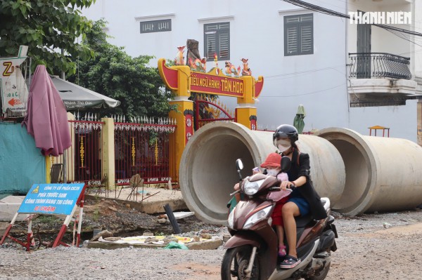 Đường quanh Khu đô thị ĐHQG TP.HCM hư hỏng, sinh viên vật vã Đường quanh Khu đô thị ĐHQG TP.HCM hư hỏng, sinh viên vật vã