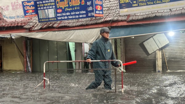 Đường sá tắc nghẽn vì mưa lớn, CSGT dùng xe đặc chủng hỗ trợ người dân