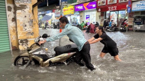 Đường sá tắc nghẽn vì mưa lớn, CSGT dùng xe đặc chủng hỗ trợ người dân