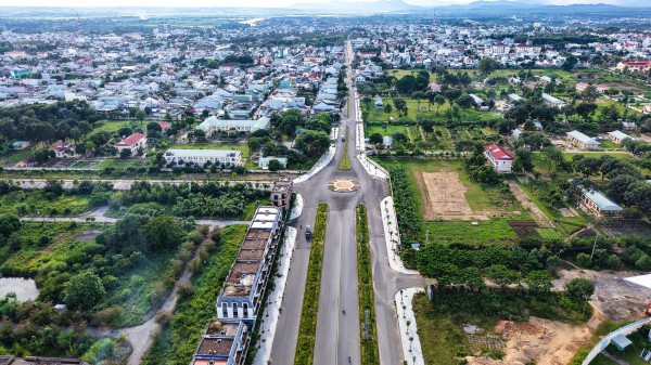 Đường trăm tỉ nhiều đoạn tệ hơn đường làng: BQL dự án nói gì? Đường trăm tỉ nhiều đoạn tệ hơn đường làng: BQL dự án nói gì?