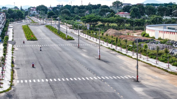 Đường trăm tỉ nhiều đoạn tệ hơn đường làng: BQL dự án nói gì? Đường trăm tỉ nhiều đoạn tệ hơn đường làng: BQL dự án nói gì?