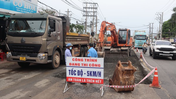 ”Đường tránh” Đồng Xoài được sửa chữa sau phản ánh của Báo Thanh Niên