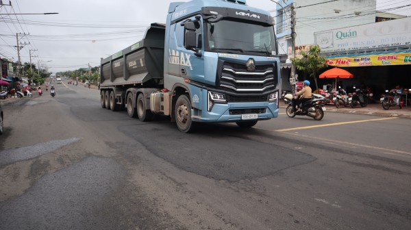 ”Đường tránh” Đồng Xoài được sửa chữa sau phản ánh của Báo Thanh Niên