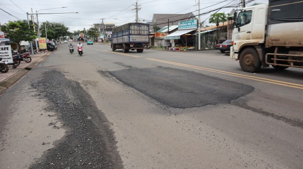 ”Đường tránh” Đồng Xoài được sửa chữa sau phản ánh của Báo Thanh Niên