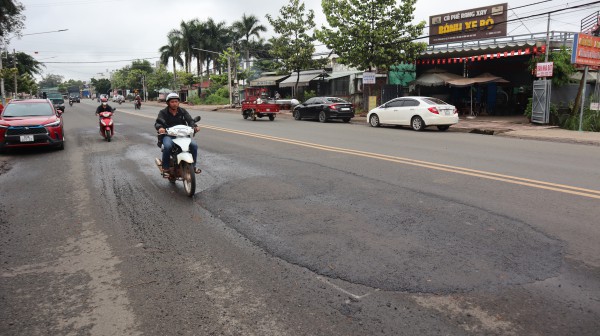 ”Đường tránh” Đồng Xoài được sửa chữa sau phản ánh của Báo Thanh Niên